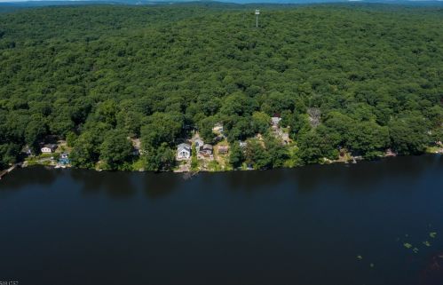 22 Setting Sun Trl, West Milford Lakes NJ  07480-4157 exterior