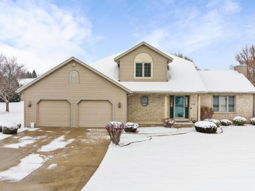 1649 Whitewater Dr, Manitowoc, WI 54220-8730