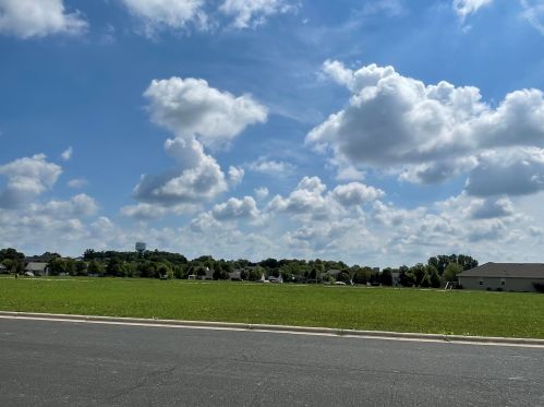 614 Hunter Oaks Blvd, Watertown WI  53094-7730 exterior