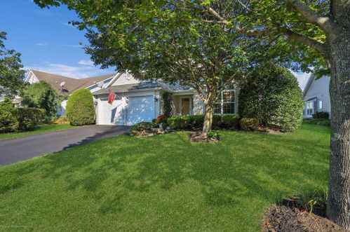 185 Skyline Dr, Lakewood, NJ 08701-5739