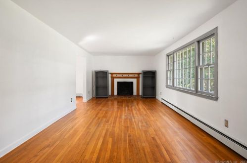3 Libby Dr, Uncasville, CT 06382-1107