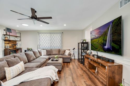 5719 Pennswood Ave, Lakewood CA  90712-1819 exterior