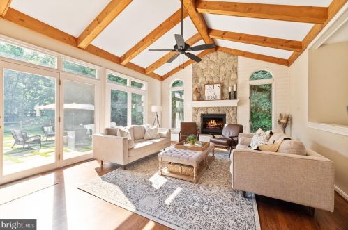 9106 Meadowcreek Ln, Lorton VA  22079-3238 exterior