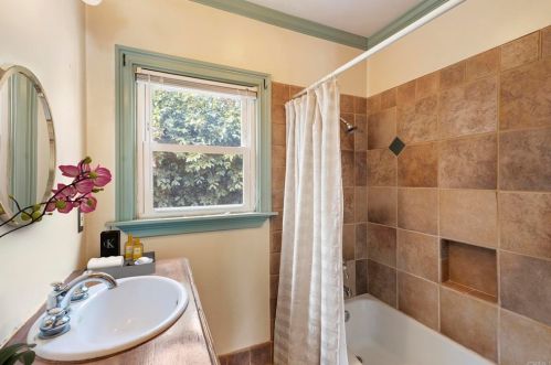 1204 Edgemont St, San Diego CA 92102-1740 exterior