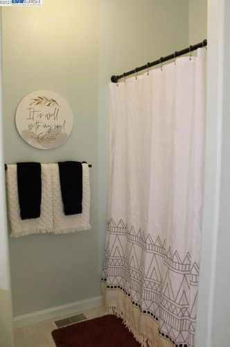 28378 Bradshire Rd, Hayward CA  94545-4818 exterior