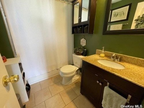 190 31 St, North Lindenhurst NY 11757-3216 exterior