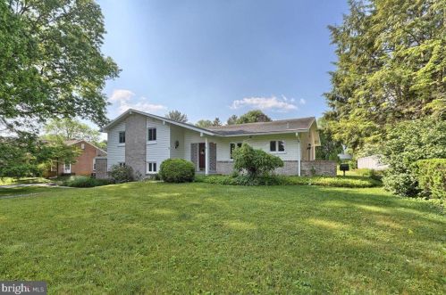 1360 Foxcroft Dr, Lancaster, PA 17601-5266