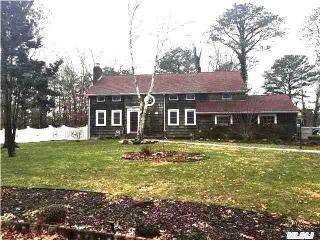 65 Pegs Ln, Northampton, NY 11901-3506