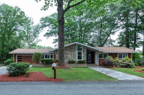 16 Mason Dr, Salem NH  03079-2107 exterior