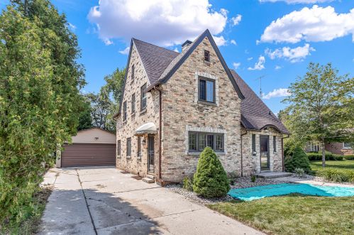 609 Waldo Blvd, Manitowoc WI  54220-2829 exterior