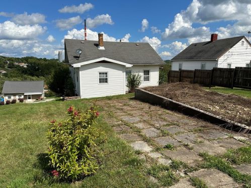 222 Charles St, Langeloth, PA 15054-1107