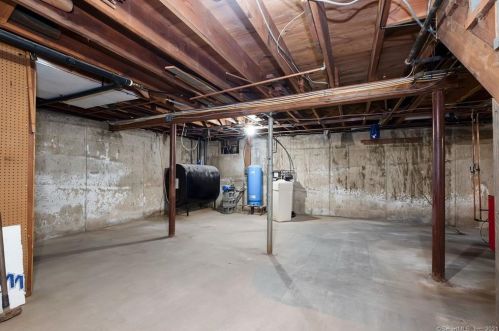 124 Park Dr, Kensington CT  06037-3815 exterior