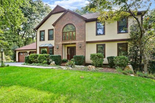 18 Caldron Dr, Bridgeport, CT 06611-1485