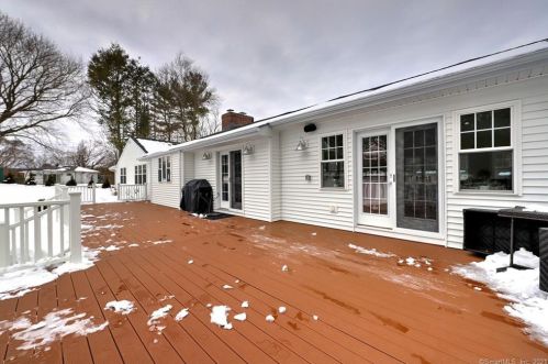 5 Weatherbell Dr, Norwalk CT 06851-1411 exterior