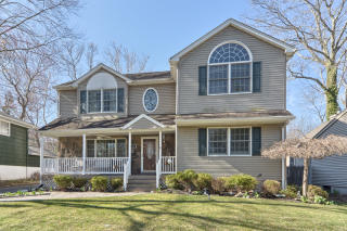 64 Walnut St, Oakland, NJ 07436-2647