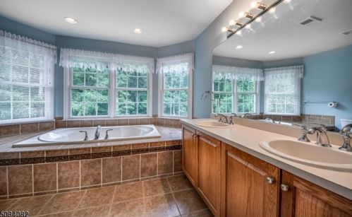 27 Kern Dr, Roxbury Township NJ  07836-9726 exterior