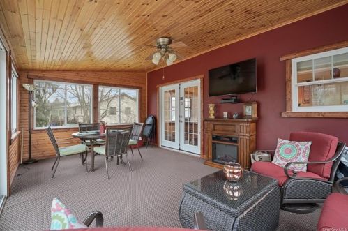 16 Vorndran Dr, New Hamburg NY  12590-4517 exterior