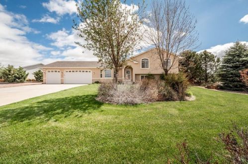 40 Fairknoll Dr, Pueblo, CO 81007-1824