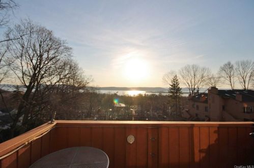 34 Hudson View Hl, Crotonville NY  10562-3327 exterior