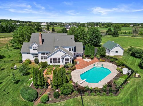 3199 Canterbury Ln, Oconomowoc, WI 53066-9131