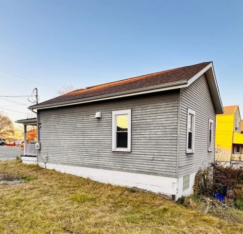 725 Wallis Ave, Hermitage, PA 16121-1912