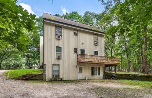 121 Stoney Hill Rd, Pine Neck, NY 11963-2701