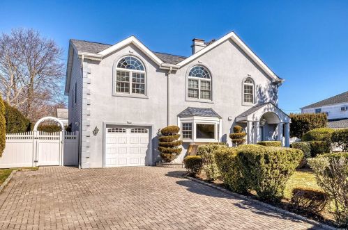 121 Earl St, Westbury, NY 11590-2926