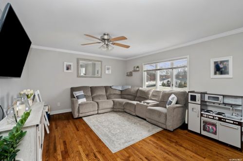 412 Greenbelt Pkwy, Holtsville NY  11742-2231 exterior