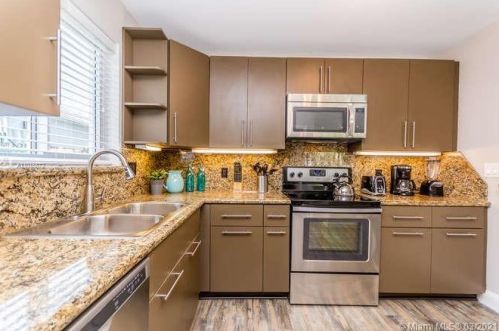 905 13th Ct, Hollywood FL  33019-3106 exterior