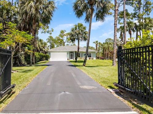 1070 21st St, Naples, FL 34117-4306
