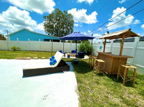 2062 Floresta Dr, Fort Pierce FL  34984-4706 exterior