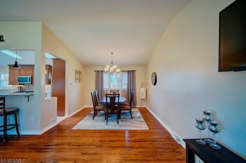 1 Pinewood Ct, Flemington NJ 08822-4909 exterior