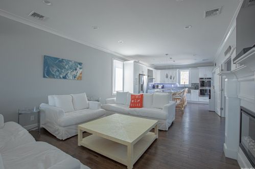 830 Venetian Blvd, North Lindenhurst, NY 11757-6333