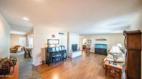 9039 Concho Ln, Phoenix, AZ 85028-5318