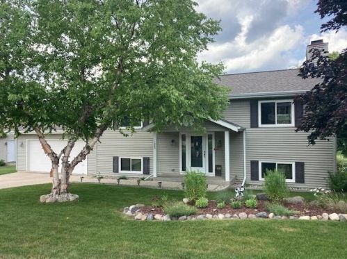1265 Riverbend Dr, Hartford, WI 53027-9464
