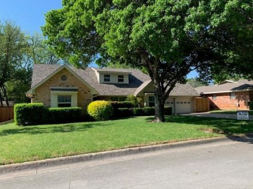 3829 Wayland Dr, Fort Worth, TX 76133-2925