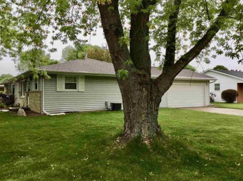 2138 Patty Ln, Green Bay, WI 54304-4231