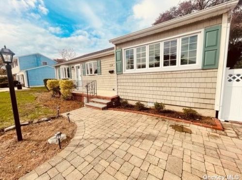 114 Granada Ave, North Lindenhurst, NY 11757-6527