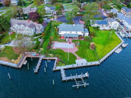 1 Bayside Ave, Amityville, NY 11701-3618