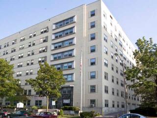1041 Knapp St, Milwaukee WI  53202-6900 exterior