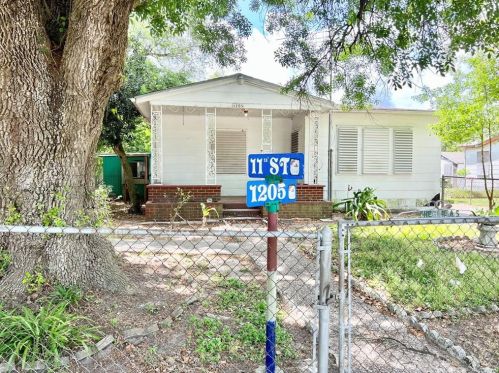 1205 11th St, Texas City, TX 77590-5821
