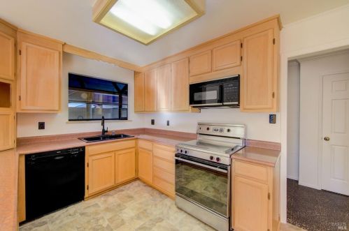 2415 Tamarisk Dr, Santa Rosa CA  95405-8435 exterior