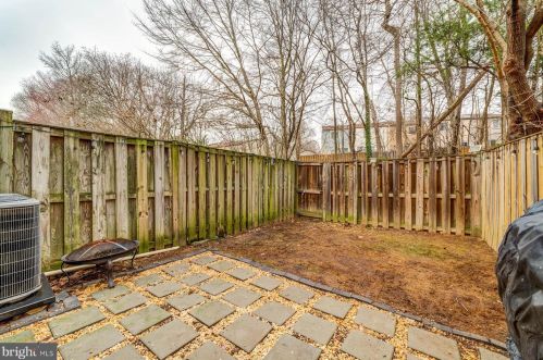 8629 Kenosha Ct, Lorton VA  22079-3045 exterior