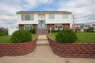 84 Bayview Ave, North Lindenhurst, NY 11757-6252
