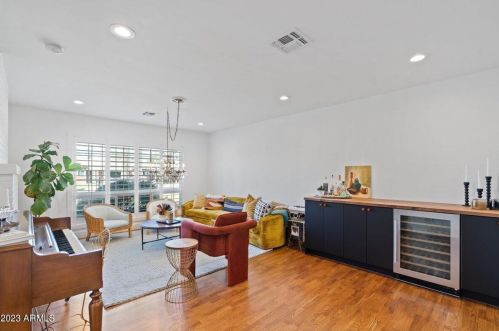 6811 11th Pl, Phoenix AZ  85014-1027 exterior