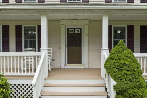 9 Kenwood Dr, Newton, NH 03858-3916
