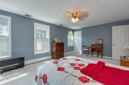 4 Rockwood Ln, Londonderry NH  03053-6104 exterior