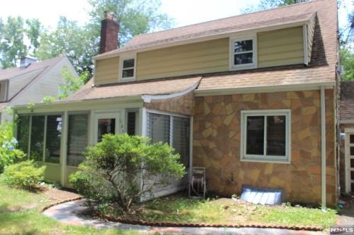 1836 Longview Ct, Teaneck, NJ 07666-3711