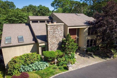 6 Bridle Ct, Muttontown, NY 11771-3308