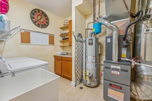 111 Regency Pl, Woodbridge NJ  07095-1030 exterior